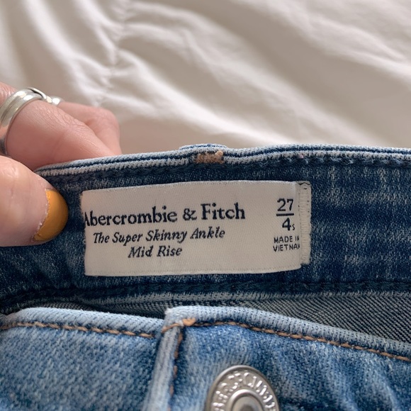 Abercrombie Mid Rise cropped destroyed Jeans - Picture 4 of 6